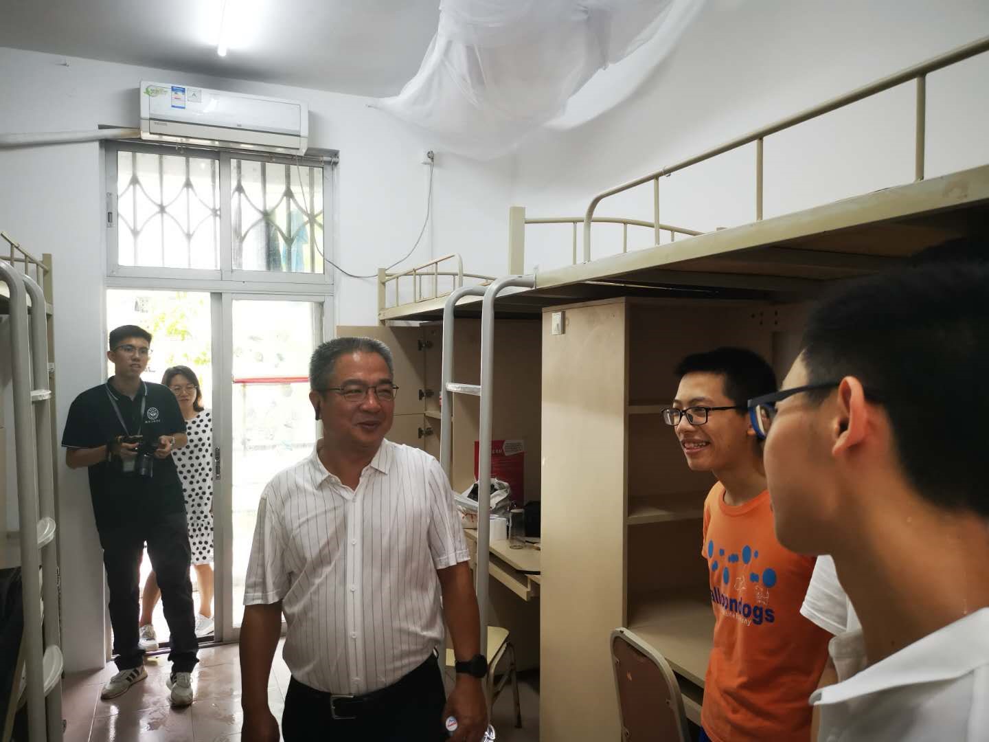 杨校长到宿舍慰问学生